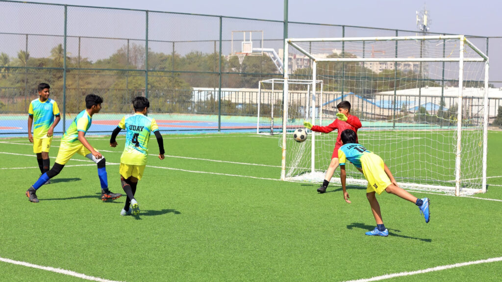 School sports facilities and structured physical activities promoting fitness and healthy growth